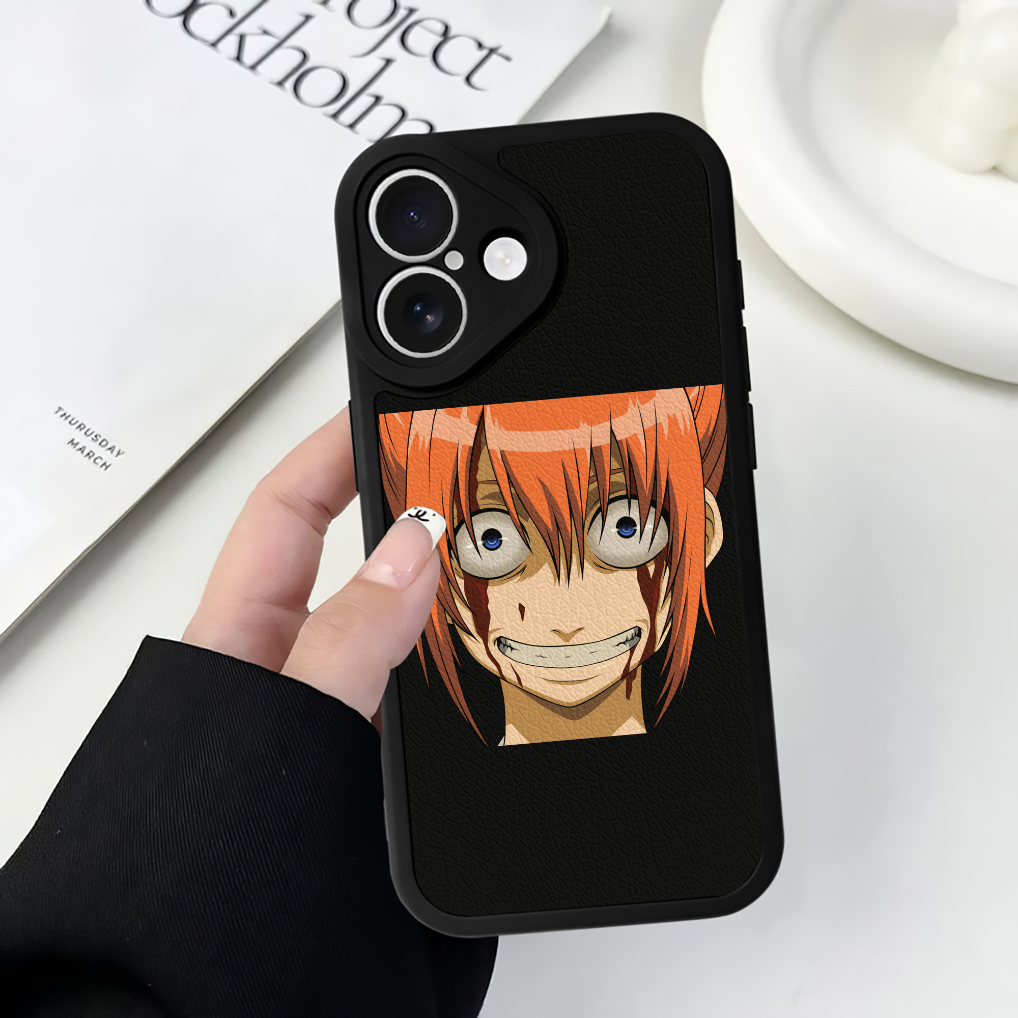 （画像用） ぎんたま 坂田銀時（さかたぎんとき） 神楽 志村新八（しむら しんぱち） GINTAMA Sakata Gintoki Kagura Shimura Shinpachi 【iPhone 16シリーズ対応】シリコンスマホケース（レザー調） 材質：シリコン